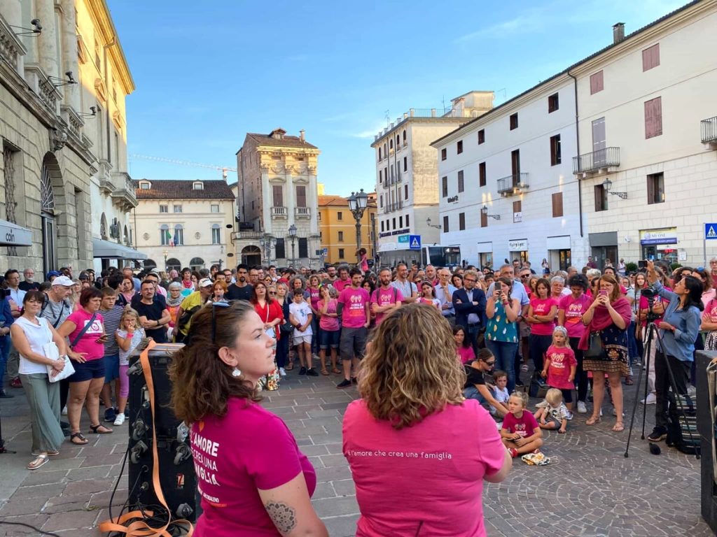 Figli "negati" alle coppie arcobaleno, mobilitazione di piazza: sindaci pronti a trascrivere gli atti di nascita