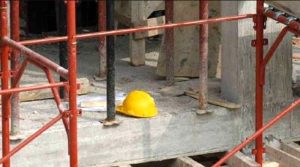 Incidente sul lavoro, operaio schiacciato da un macchinario: è grave