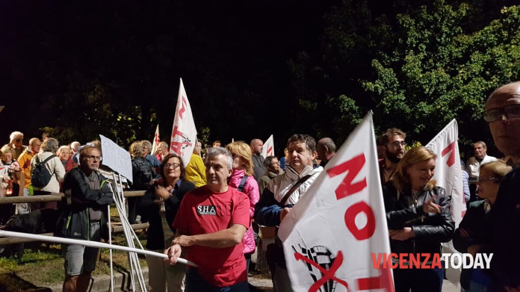 «No Tav»: due cortei e un finale unico con la «benedizione» del vescovo