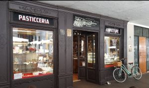 Violenza bruta contro il titolare della pasticceria: è caccia ai malviventi