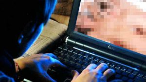 Ricercato per atti sessuali su minori e pedopornografia viene “stanato” dalla Polizia