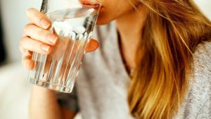 Quanta acqua bere al giorno, quali sono gli orari consigliati