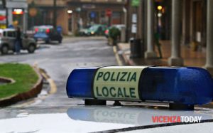 Si "sfama" al supermercato senza pagare e prede a morsi l'addetto alla sicurezza