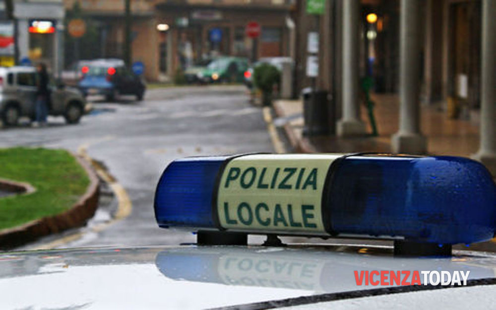 Si "sfama" al supermercato senza pagare e prede a morsi l'addetto alla sicurezza