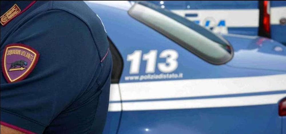 Straniero intento a dormire a terra, perquisito dalla Polizia viene trovato con le tasche piene di droga