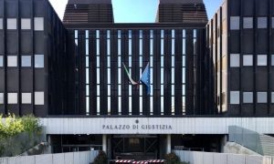 In tribunale a Reggio Emilia col coltello, denunciato 75enne
