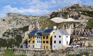 Ciclista cade e si taglia sotto il ginocchio: interviene il Soccorso alpino