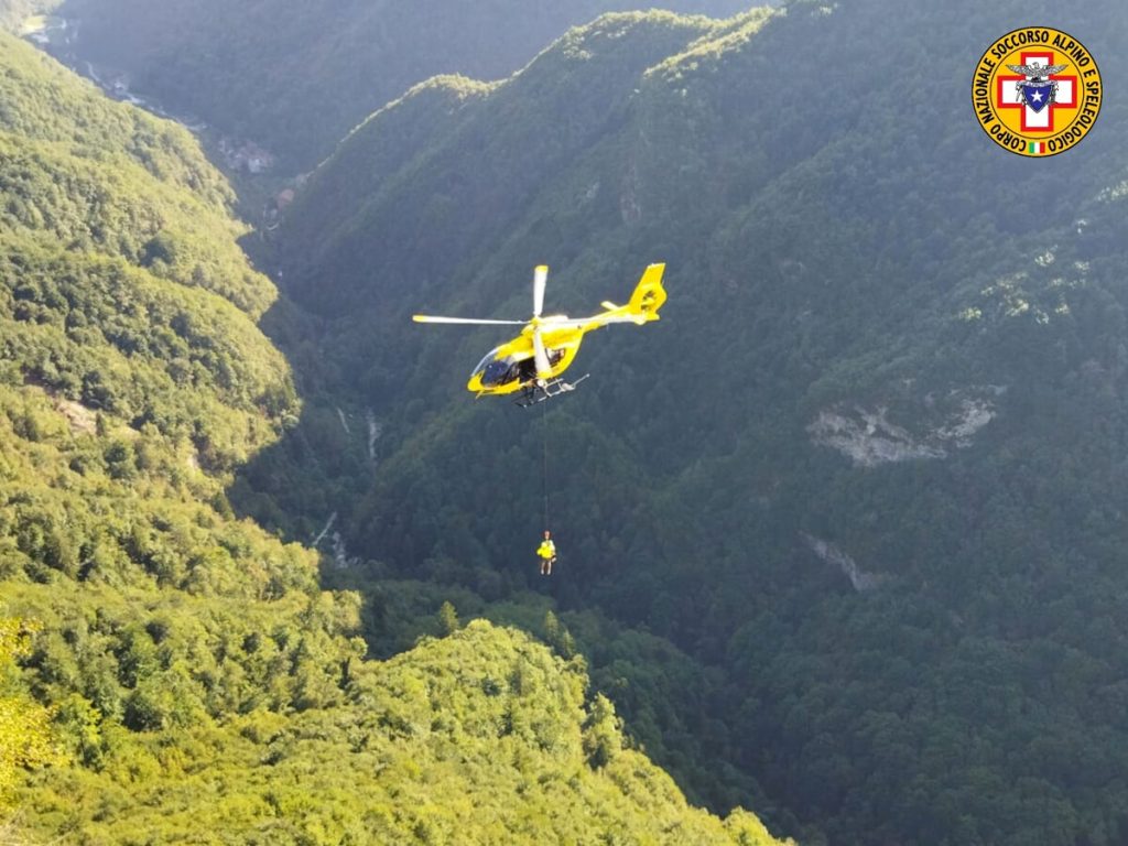 Vola in parete e si infortuna, ferito un 33enne