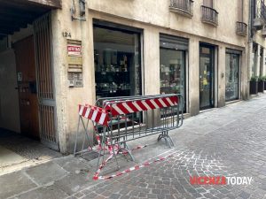 Pietra pericolante rischia di planare sui passanti: intervento dei Vigili del fuoco sul corso