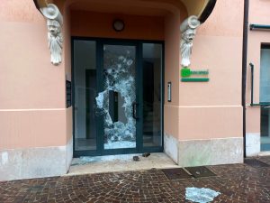 Minaccia i dipendenti dell’agenzia interinale e sfonda la vetrata con una pietra