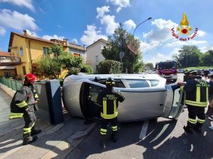 Auto fuori controllo si rovescia: fine corsa davanti al cancello di un'abitazione