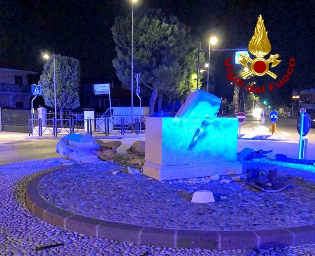 Sbanda con il furgone in rotatoria, distrutto il leone in pietra: ferito l'autista