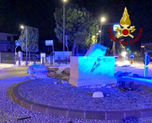 Sbanda con il furgone in rotatoria, distrutto il leone in pietra: ferito l'autista