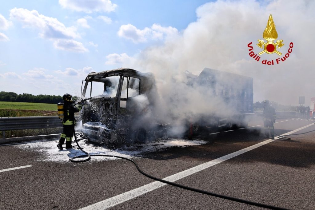 Brucia un tir, l'autista scende appena in tempo