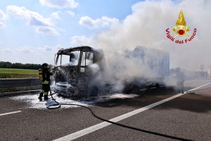 Brucia un tir, l'autista scende appena in tempo