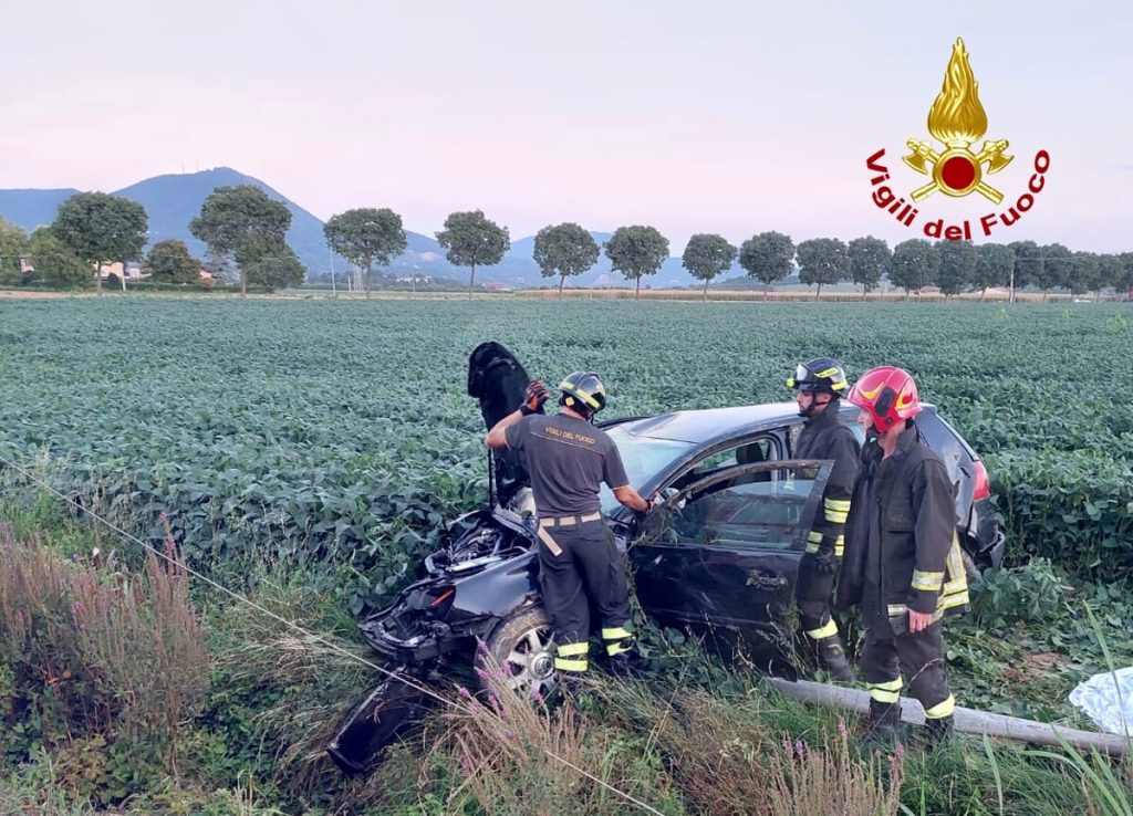 Esce di strada con l'auto e abbatte un palo del telefono, ferito il conducente
