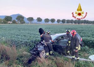 Esce di strada con l'auto e abbatte un palo del telefono, ferito il conducente