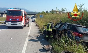 Schianto tra due auto, ferita una donna