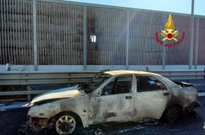 Auto prende fuoco in A4, danni anche alla parete antirumore