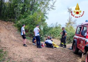 Si sente male lungo un sentiero sui colli, ciclista soccorso dai vigili del fuoco