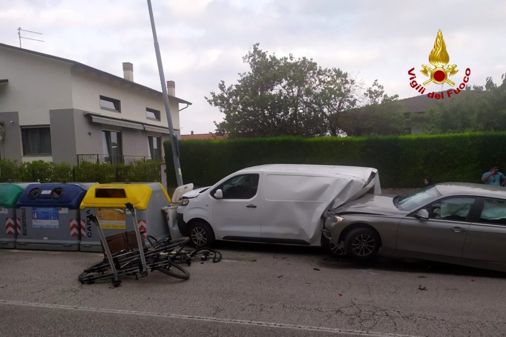 Investe con l'auto un ciclista e finisce contro un furgone parcheggiato,