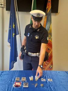Fermata con due panetti di hashish, arrestata 19enne