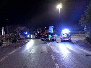 Schianto auto-auto moto, grave un 56enne