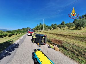 Perde il controllo dell'auto e si rovescia, anziano in ospedale