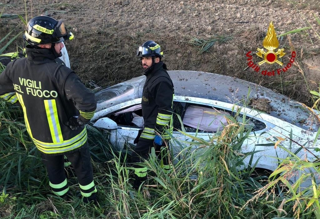 Finisce con l'auto nel fossato, ferita una donna