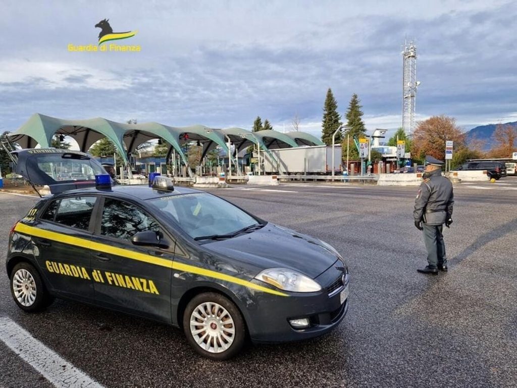 Evade dai domiciliari: spacciatore catturato al confine con la Svizzera