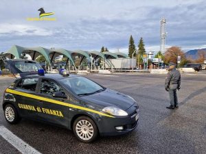 Evade dai domiciliari: spacciatore catturato al confine con la Svizzera