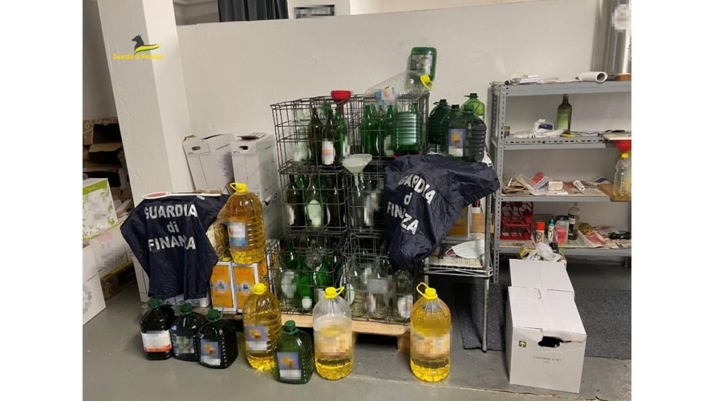 Vendeva bottiglie di olio con la sua etichetta travasando oli di varie marche, denunciato commerciante