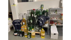 Vendeva bottiglie di olio con la sua etichetta travasando oli di varie marche, denunciato commerciante