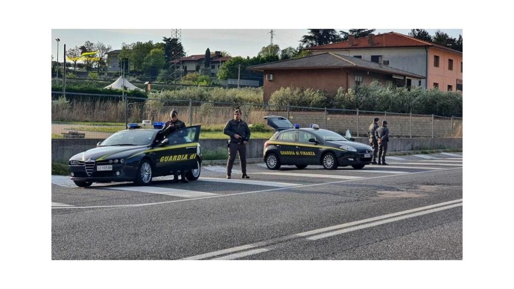 Blitz della guardia di finanza, un arresto e una denuncia per spaccio: sequestrati 200 grammi tra "coca" e "fumo"