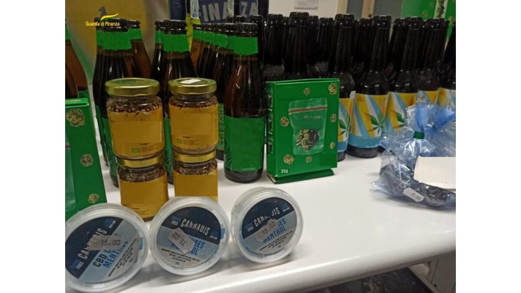 Giro di vite sui cannabis shop, denunciati due titolari: sequestrati i prodotti con CBD
