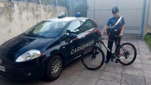Ruba la bici e la carica sul furgone del collega: tradito dalla videosorveglianza