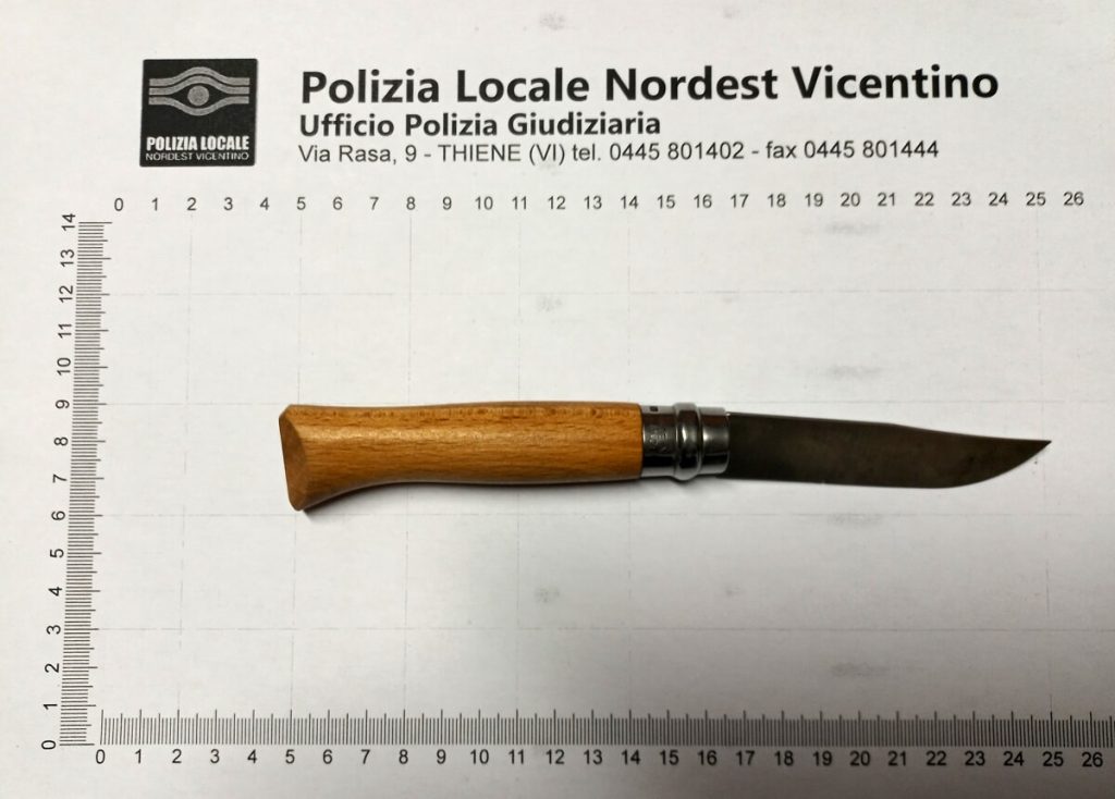 In stazione con il coltello, denunciato 22enne