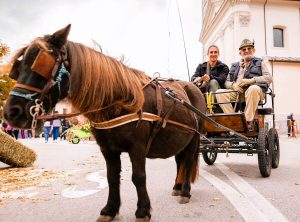 Verben, festa d'autunno in Altopiano: giochi, escursioni, scultori, mercatini, stand gastronomici
