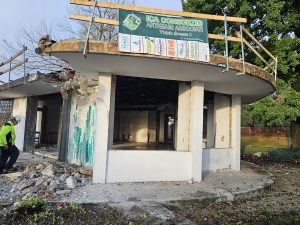 È iniziata la demolizione dell'ex chiosco davanti alla stazione ferroviaria