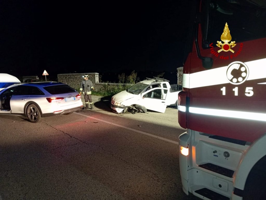 Schianto fra tre auto, in ospedale i conducenti