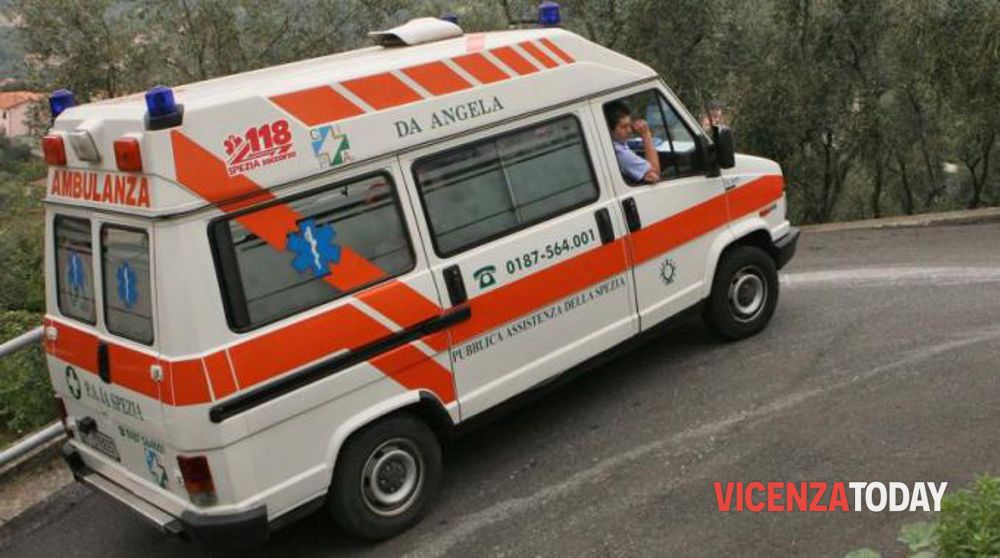 Scivola sul marciapiede e viene travolto da un'auto, muore 66enne