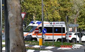 Scende dal camion per dare soccorso e viene travolto e ucciso da un mezzo pesante