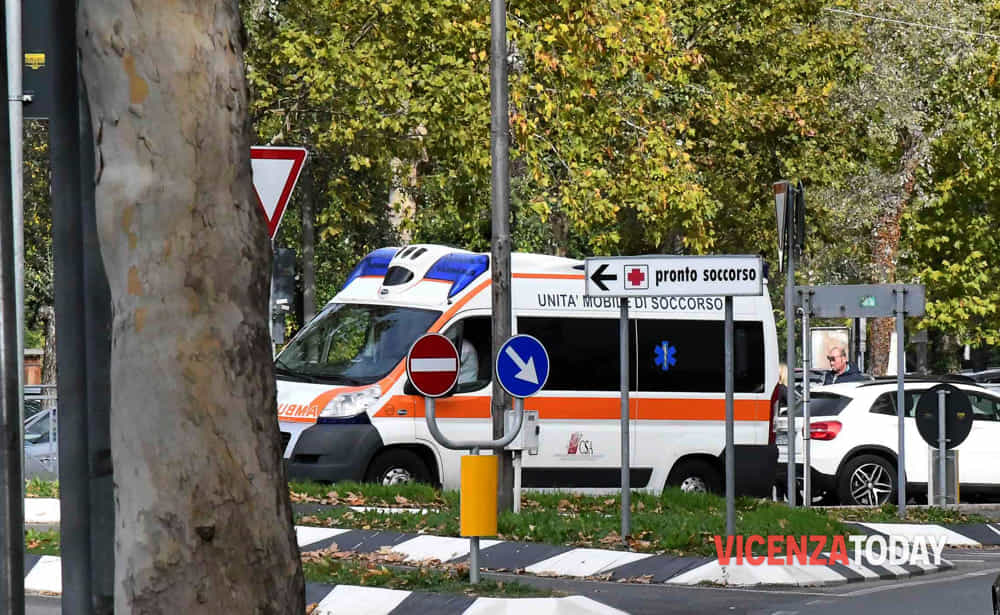 Scende dal camion per dare soccorso e viene travolto e ucciso da un mezzo pesante