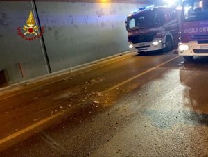 Caduta calcinacci in galleria, automobilista lancia l'allarme