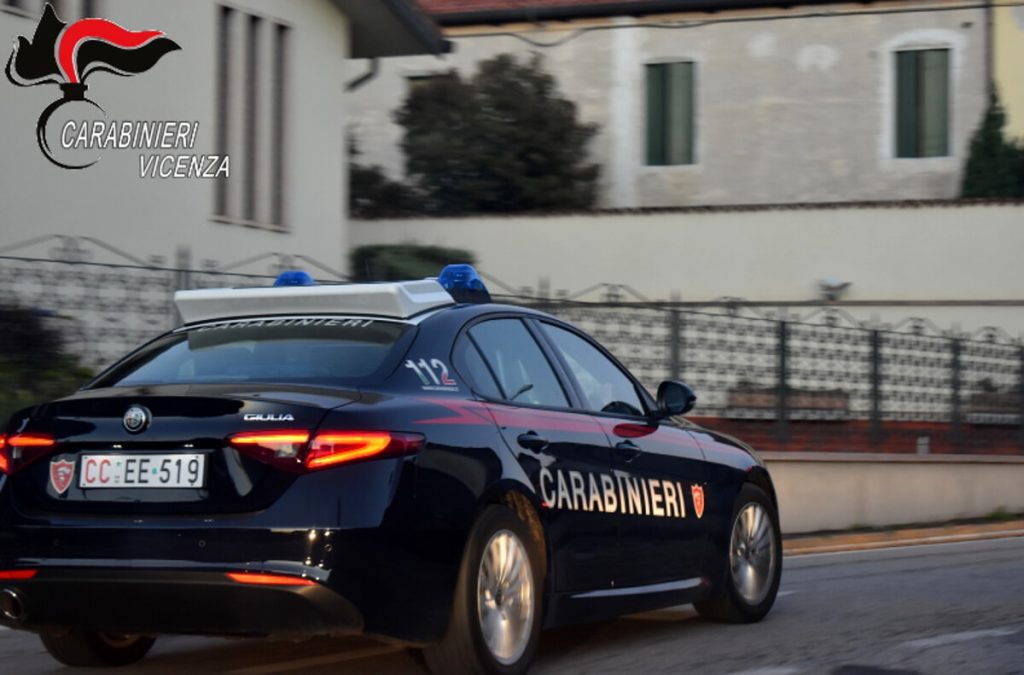 Rubano un cellulare dalla vetrina del negozio, fermate due giovani