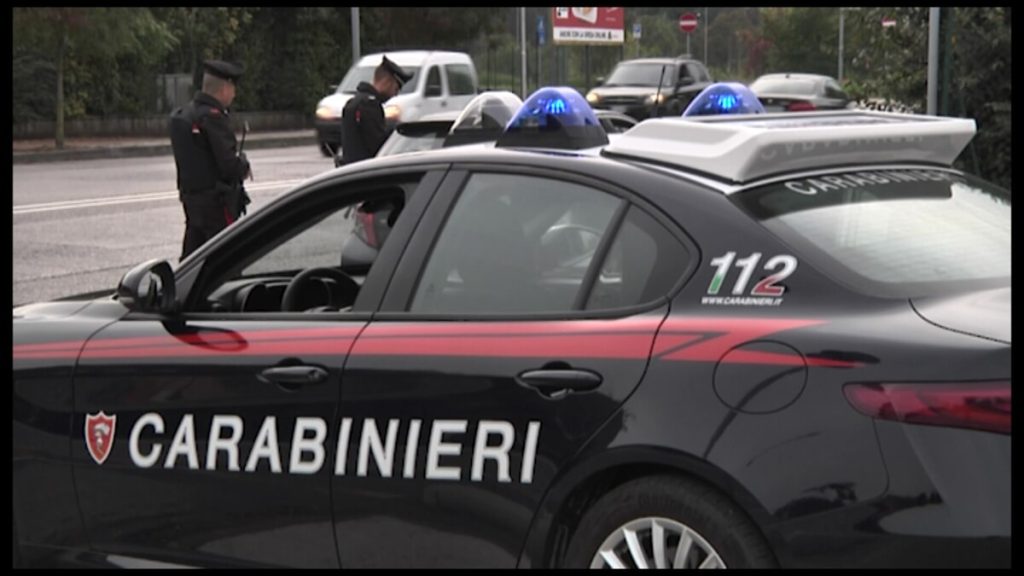 Sfuggono all’alt dei carabinieri, furgone pieno di rame si ribalta in curva.