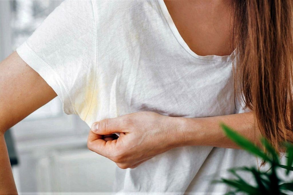 Come eliminare le macchie di sudore dai vestiti