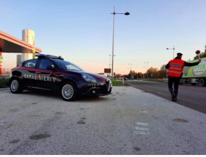 Non si ferma all’alt e scappa, inseguito e arrestato dai carabinieri: in auto c'erano anche la moglie e i figli minori