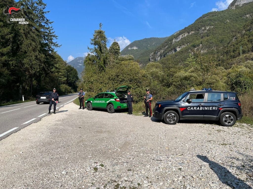 Droga e porto abusivo di armi, denunciati due giovani