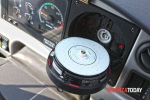   Sequestrato il cronotachigrafo di un camion per sospetta alterazione, un anno dopo la risposta della casa svedese: era taroccato